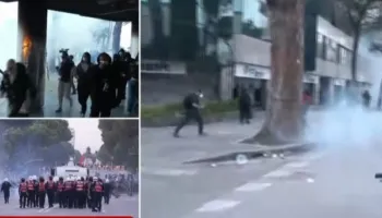 Studentët me “dy fytyra”, pas valles sulmojnë me molotovë dhe gurë Policinë, shpërndahen me gaz e ujë, efektivët i ndjekin këmba-këmbës (FOTO)