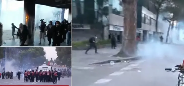 Studentët me “dy fytyra”, pas valles sulmojnë me molotovë dhe gurë Policinë, shpërndahen me gaz e ujë, efektivët i ndjekin këmba-këmbës (FOTO)