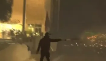 Studentët me maska sulmojnë me molotovë institucionet, reagon Policia! Një prej tyre kërcënon se do djegin bizneset nëse nuk dalin në shesh