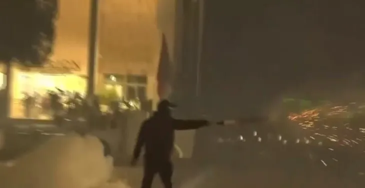Studentët me maska sulmojnë me molotovë institucionet, reagon Policia! Një prej tyre kërcënon se do djegin bizneset nëse nuk dalin në shesh