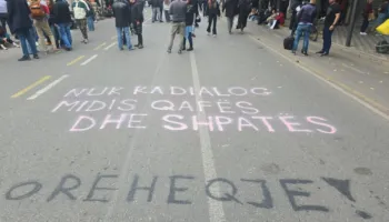Studentët mesazh me spraj në asfalt për Ramën: Nuk ka dialog mes qafës dhe shpatës!
