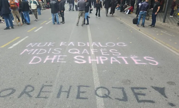 Studentët mesazh me spraj në asfalt për Ramën: Nuk ka dialog mes qafës dhe shpatës!
