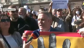 Studentët në këmbë kundër Ramës/ Pedagogu: Pati mundësi për dialog 5 muaj, përdori dhunën, populli tani do dorëheqjen e tij