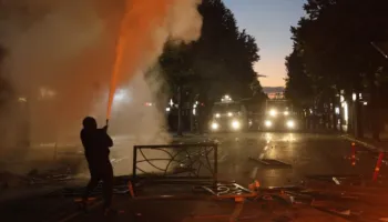 Studentët në protestë, 13-tetori i Tiranës: ‘Digjet’ kryeqyteti, tym e trazira në rrugë, 40 të shoqëruar, 20 të lënduar