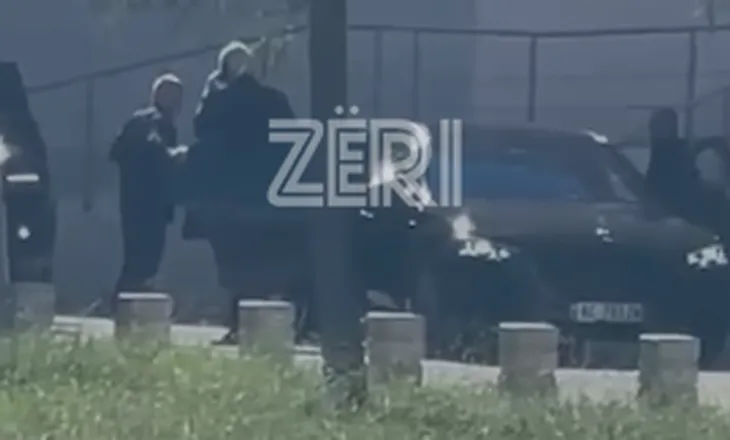 Studentët në revoltë/ Me telefon në vesh, Rama mbërrin në Kryeministri (VIDEO)