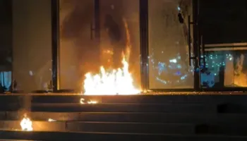 Studentët nuk ndalen, i vënë flakën Ministrisë së Drejtësisë