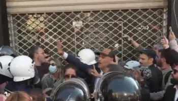 Studentët protestues nisin sulmet me gurë, breshëri fishekzjarresh dhe sende të forta ndaj Policisë, shpërndahen me ujë dhe gaz! Arlind Qori pengon shoqërimin e të dyshuarit