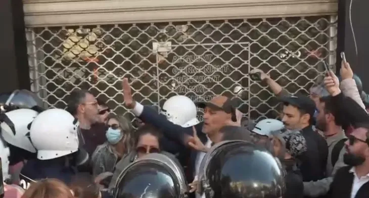 Studentët protestues nisin sulmet me gurë, breshëri fishekzjarresh dhe sende të forta ndaj Policisë, shpërndahen me ujë dhe gaz! Arlind Qori pengon shoqërimin e të dyshuarit