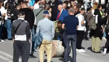 Studentët refuzojnë dialogun me Ramën, largojnë gurët e betonit para Kryeministrisë dhe u vënë flakën shilteve