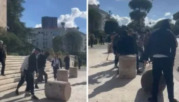 Studentët refuzojnë dialogun me Ramën, rrokullisin ”stolat” e betonit