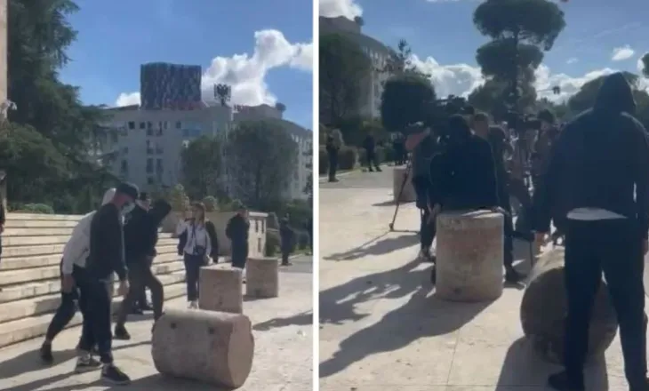 Studentët refuzojnë dialogun me Ramën, rrokullisin ”stolat” e betonit