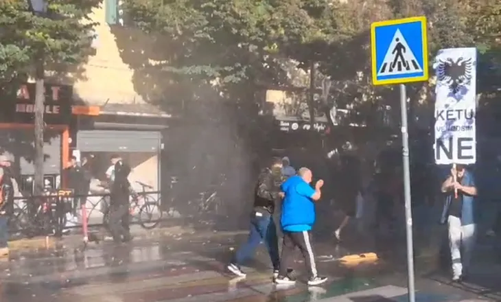 Studentët rikthehen para Ministrisë, rinisin përplasjet me Policinë
