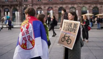 Studentët serbë marshojnë drejt Beogradit në prag të tubimit elektoral