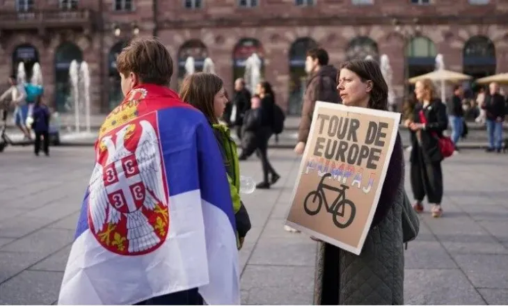 Studentët serbë marshojnë drejt Beogradit në prag të tubimit elektoral