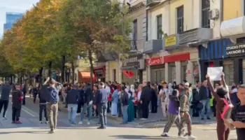 Studentët thirrje prindërve: Siç e hodhët ju diktatorin Hoxha, na ndihmoni ta hedhim edhe ne diktatorin Rama