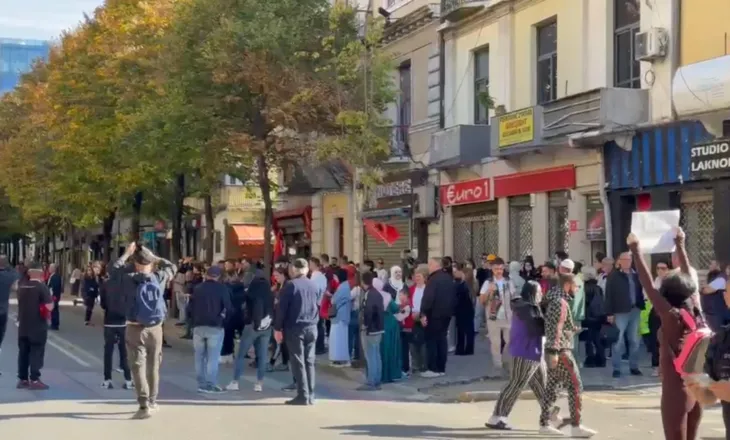 Studentët thirrje prindërve: Siç e hodhët ju diktatorin Hoxha, na ndihmoni ta hedhim edhe ne diktatorin Rama