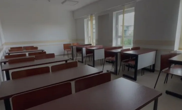Studentët vijojnë bojkotin e auditorëve në Korçë, në mbështetje edhe pedagogë