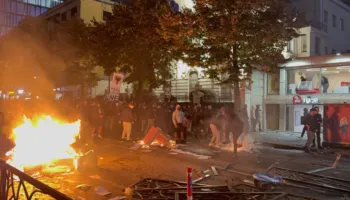 Studentët vijojnë protestën, ndezin zjarr te “Rruga e Durrësit”! Qindra policë në gatishmëri
