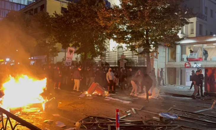 Studentët vijojnë protestën, ndezin zjarr te “Rruga e Durrësit”! Qindra policë në gatishmëri