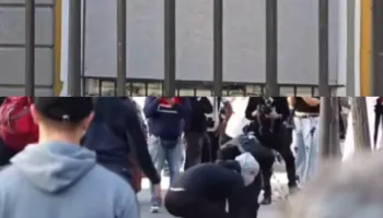 Studentët zhvendosen te Ministria e Arsimit dhe nisin ‘aksionin’ me pllaka e gurë, dritaret e godinës të ‘blinduara’