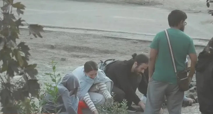 Studentët zhvendosin protestën te Kryeministria, krijojnë barikadë me të rinjtë dhe grumbullojnë pirgje gurësh për të goditur Policinë! (FOTO)