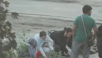 Studentët zhvendosin protestën te Kryeministria, krijojnë barrikadë me të rinjtë dhe grumbullojnë pirgje gurësh për të goditur Policinë! (FOTO)
