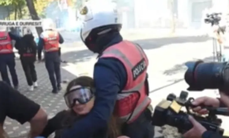 Studentja: Po protestoja paqësisht, policia më rrëmbeu me forcë