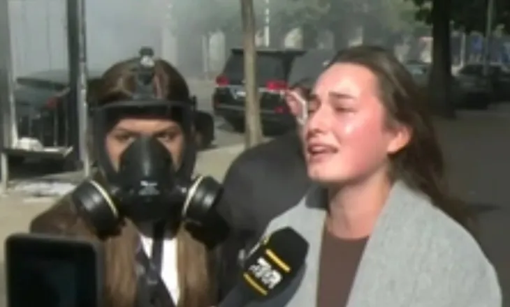 Studentja shpërthen në lot para policëve: Rama na ka nxirë jetën, duam dorëheqjen e tij! Vetëm po na vratë, ne nuk tërhiqemi