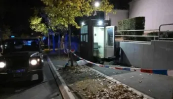 Sulm me thikë jashtë ambasadës izraelite në Beograd, autori një i mitur, ekzekutohet nga roja e institucionit