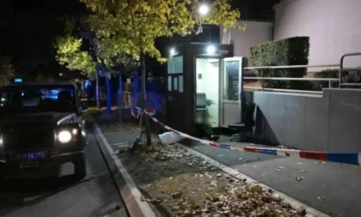 Sulm me thikë jashtë ambasadës izraelite në Beograd, autori një i mitur, ekzekutohet nga roja e institucionit