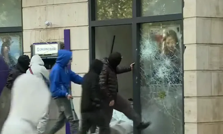 Sulmet mbi degë dhe ATM, reagon Shoqata e Bankave: Nuk cenohen depozitat, por disa shërbime kufizohen