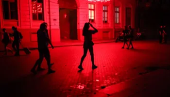 Sulmet ruse godasin infrastrukturën energjetike në Ukrainë, mbi 500 mijë njerëz mbeten pa energji elektrike