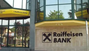 Sulmet “Smishing” në Shqipëri: Raiffeisen alarmon klientët, ja si po tentojnë t’u vjedhin të dhënat bankare
