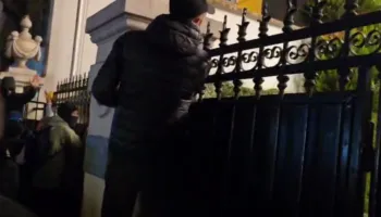 Sulmi ndaj ambasadës së Vatikanit, reagon MEPJ: Dënojmë dhunën, Policia të zbardhë ngjarjen!