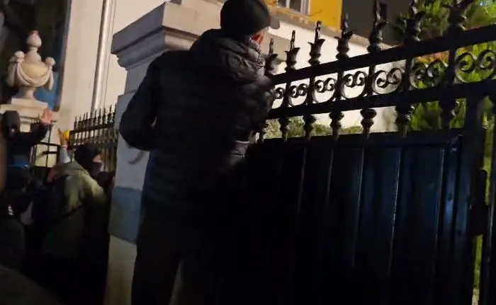 Sulmi ndaj ambasadës së Vatikanit, reagon MEPJ: Dënojmë dhunën, Policia të zbardhë ngjarjen!