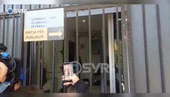 Sulmohet Gjykata e Apelit në Tiranë, i thyhen xhamat pas arrestimeve të dhunshme në rrugë nga policia