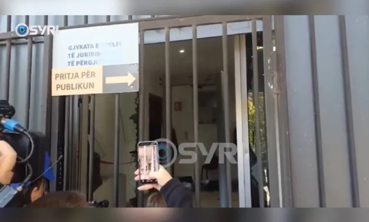 Sulmohet Gjykata e Apelit në Tiranë, i thyhen xhamat pas arrestimeve të dhunshme në rrugë nga policia