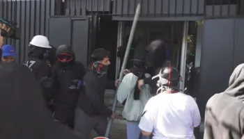 Sulmohet Gjykata e Apelit në Tiranë, protestuesit drejtohen nga “Brryli”, Policia në ndjekje