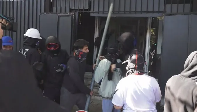 Sulmohet Gjykata e Apelit në Tiranë, protestuesit drejtohen nga “Brryli”, Policia në ndjekje