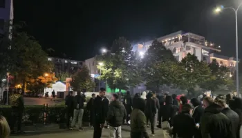 Sulmohet Komisariati nr. 2 në Tiranë, protestuesit hedhin sende të forta dhe fishekzjarrë
