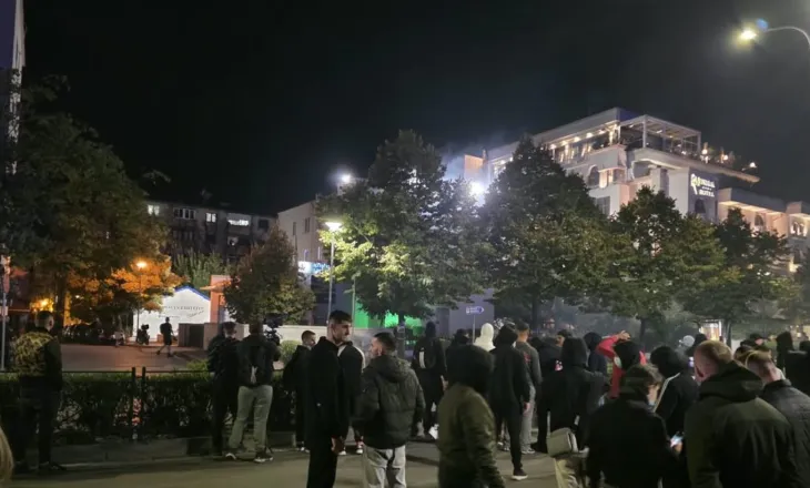 Sulmohet Komisariati nr. 2 në Tiranë, protestuesit hedhin sende të forta dhe fishekzjarrë