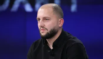 SULMOHET MAKINA PRANË KRYEMINISTRISË, ARRESTOHET AKTIVISTI EDISON LIKA