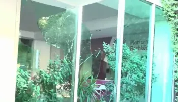Sulmohet me gurë dhe sende të forta selia e PS, policia shpërndan turmën