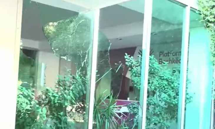 Sulmohet me gurë dhe sende të forta selia e PS, policia shpërndan turmën