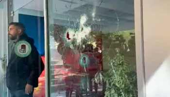 Sulmohet selia e Partisë Socialiste, nga aty dalin persona të maskuar dhe me shkopinj