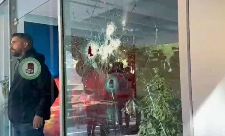 Sulmohet selia e Partisë Socialiste, nga aty dalin persona të maskuar dhe me shkopinj