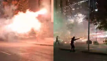 Sulmohet selia e PS-së, protestuesit i vënë flakën kioskës në qendër, fishekzjarrë edhe drejt efektivëve te Banka e Shqipërisë