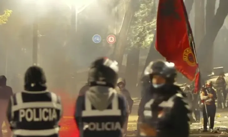 Sulmohet sërish Ministria e Brendshme, protestuesit kërkojnë të futen brenda. Kundërpërgjigjet policia me gaz lotsjellës