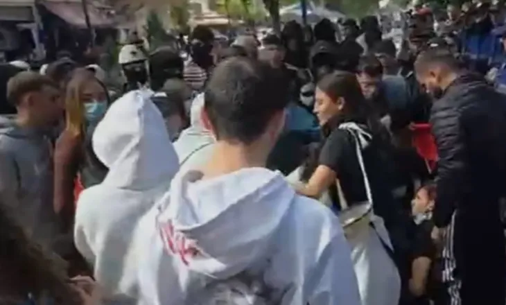 Sulmuan Policinë gjatë protestës së sotme në Vlorë, shoqërohen disa studentë
