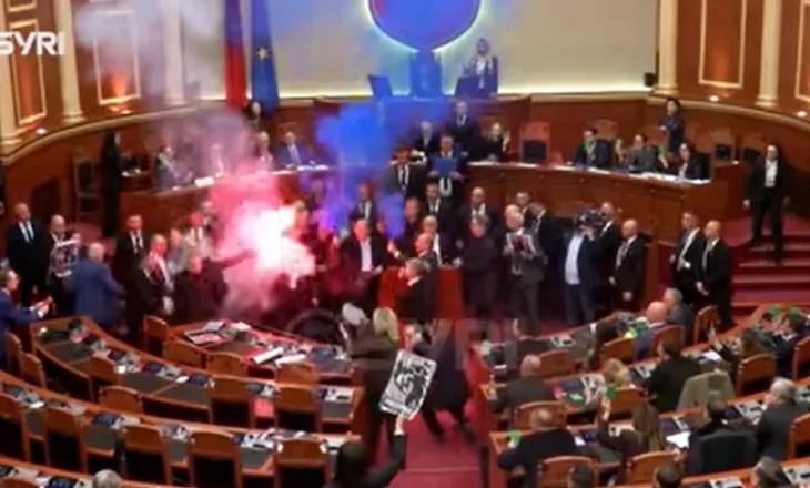 SYRI TV/ PS përjashton me 60 ditë 13 deputetë të PD, 10 ditë dhe për Sali Berishën